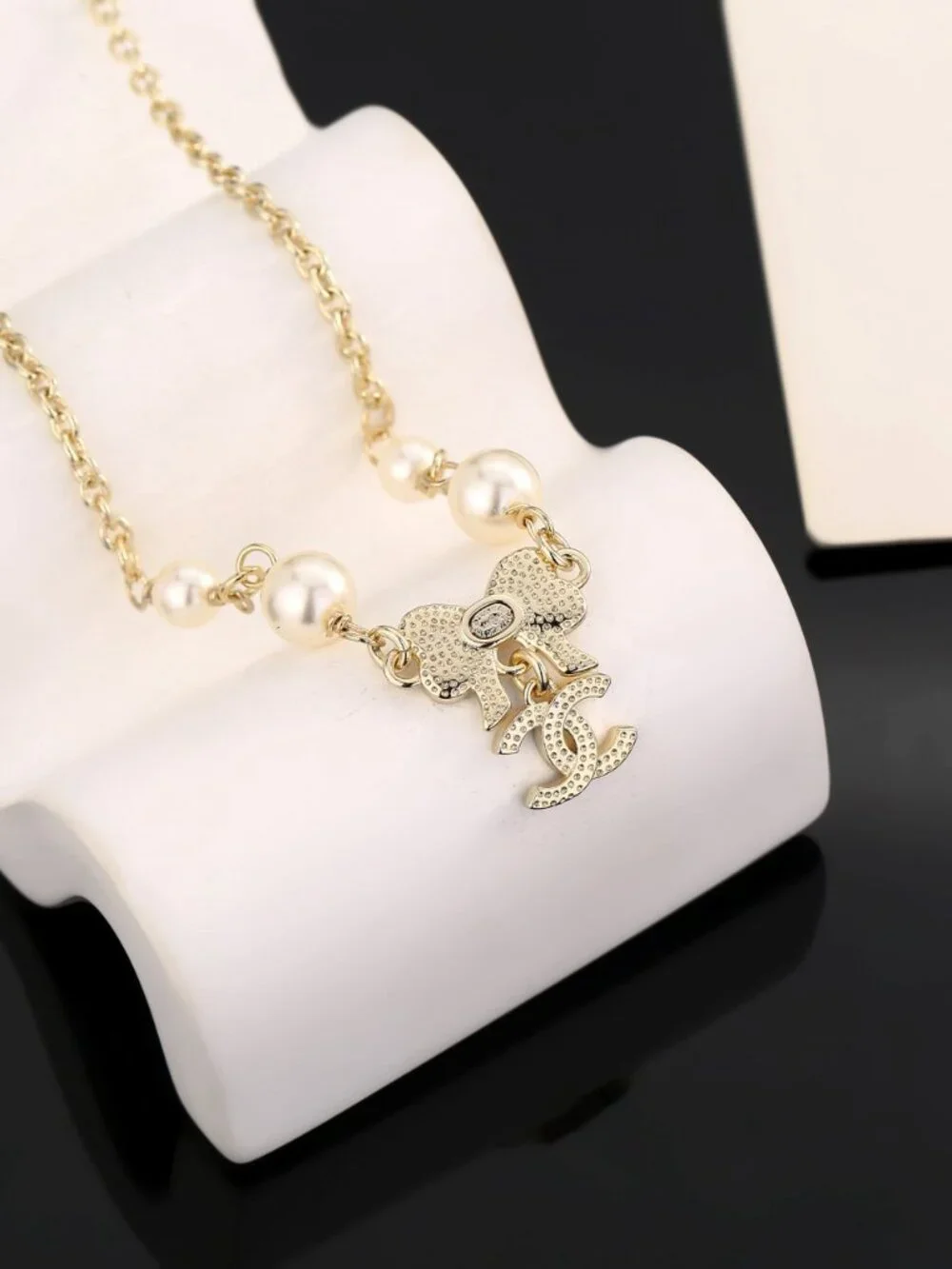 Authentic Chanel White Shell Bow Pearl Crystal CC Choker Necklace | Brand New Un - Picture 4 of 5